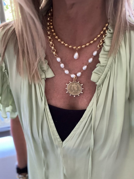 Single pearl necklace